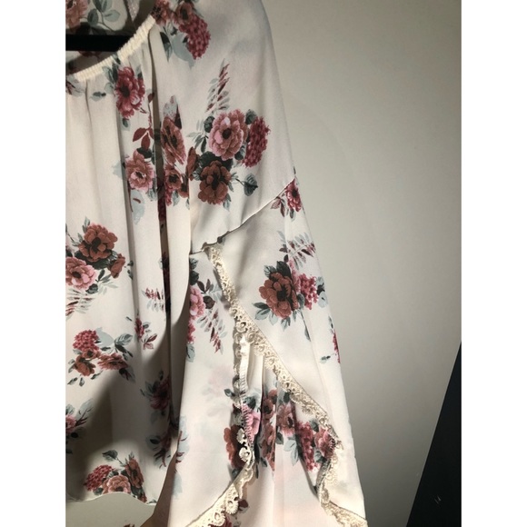 Super cute floral top with bell sleeves - Picture 3 of 3